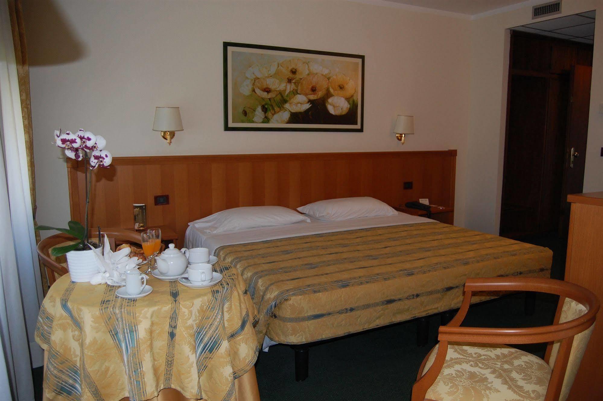 Hotel Galant Венарія-Реале Екстер'єр фото